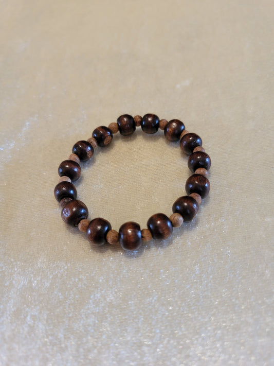 Child stretch bracelet with wood beads, size 5