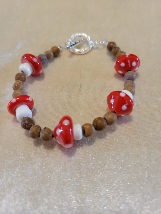 Bracelet brown wood beads and glass mushrooms, Size 7.5