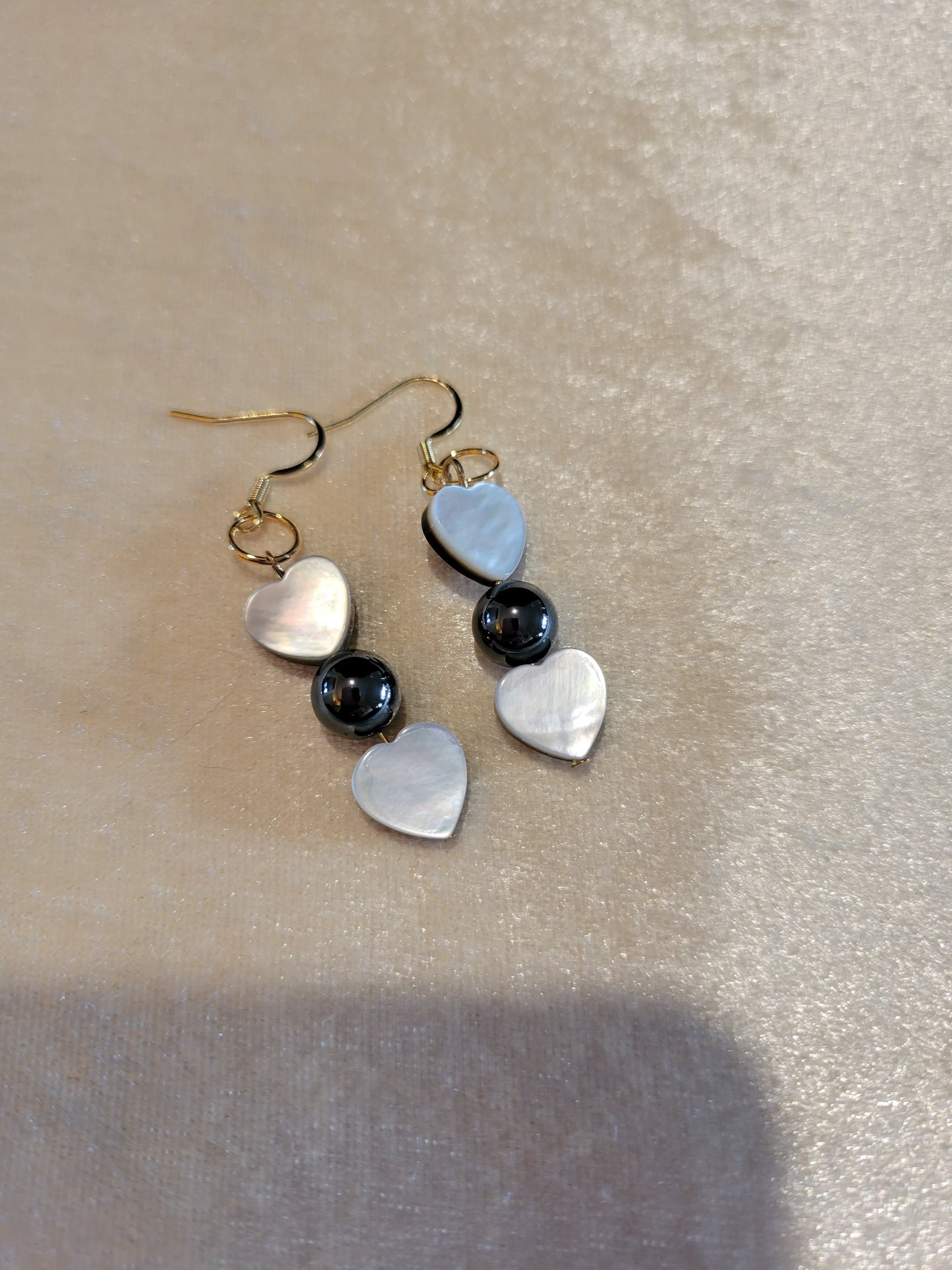 Black lip shell heart earrings