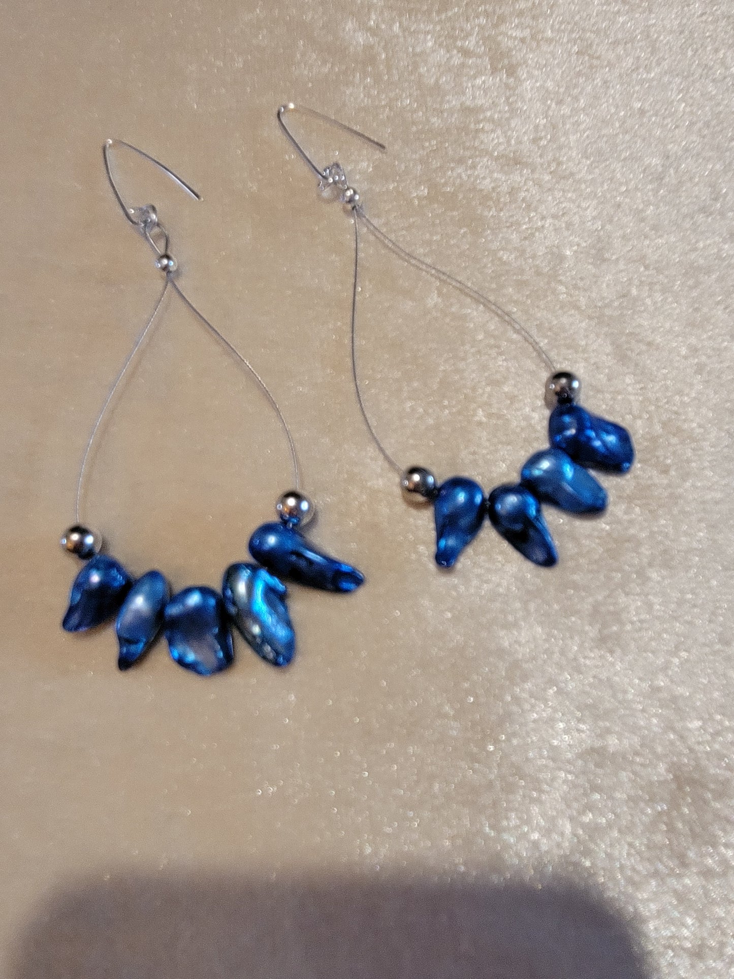 Dangle earring with dark blue blistered pearls